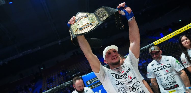 Bartosz Leśko po zdobyciu pasa mistrzowskiego kategorii półciężkiej federacji KSW (Fot. archiwum Bartosza Leśko)