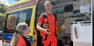 Karetka pogotowia - w drzwiach ratownicy medyczni z Ustki