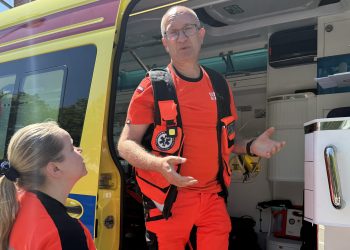 Karetka pogotowia - w drzwiach ratownicy medyczni z Ustki