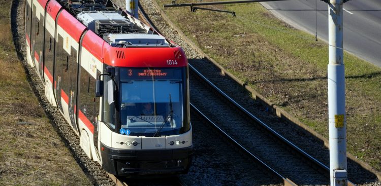 Tramwaj linii 3 na al. Armii Krajowej w Gdańsku