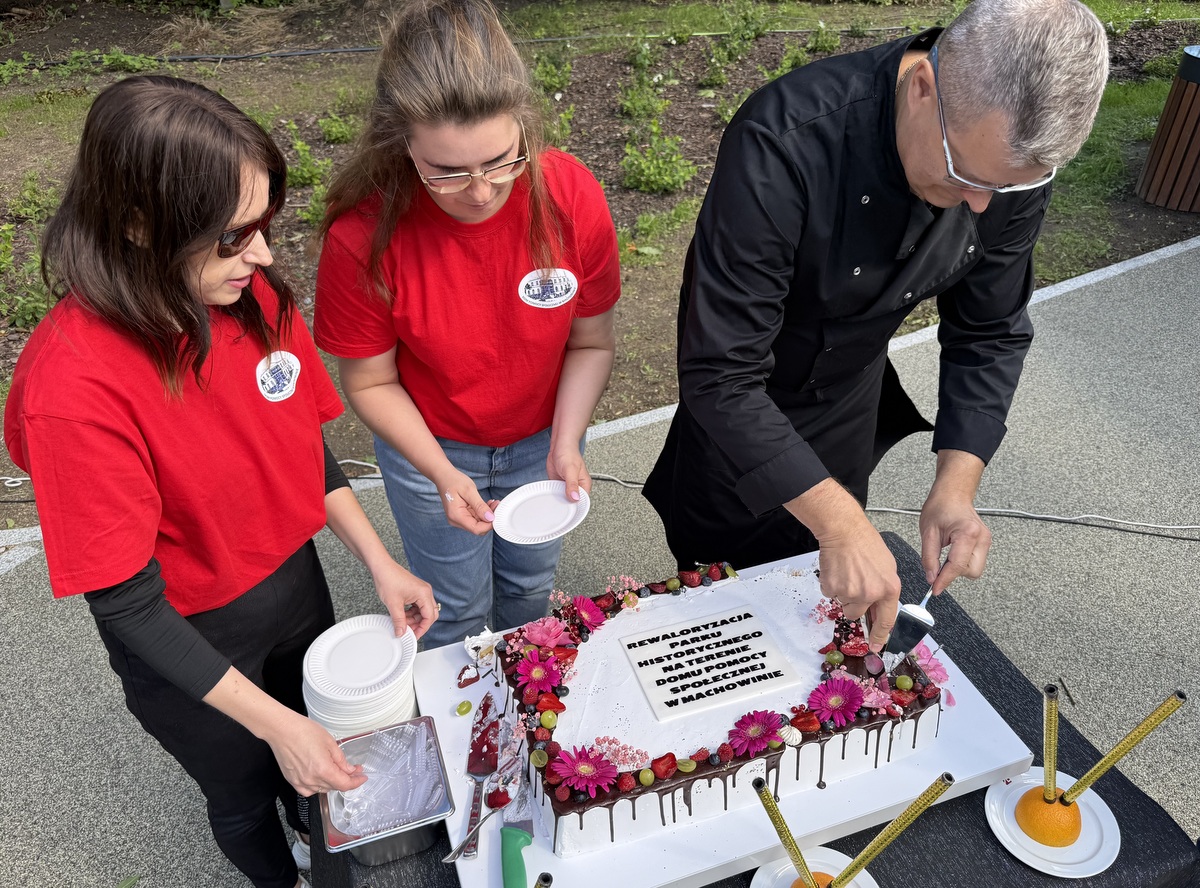 Na uroczystości oddania parku po rewaloryzacji nie mogło zabraknąć tortu