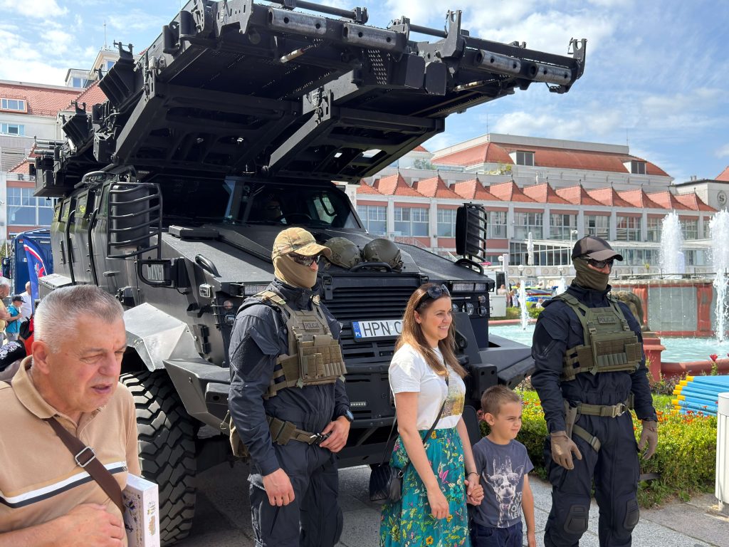 Na pikniku rodzinnym z okazji Święta Policji w Sopocie można było na przykład zrobić sobie zdjęcie z funkcjonariuszami