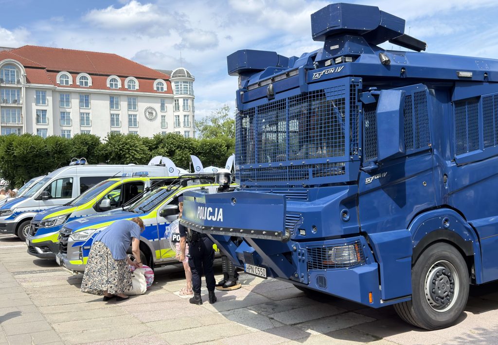 Pokaz samochodów policyjnych na pikniku w Sopocie