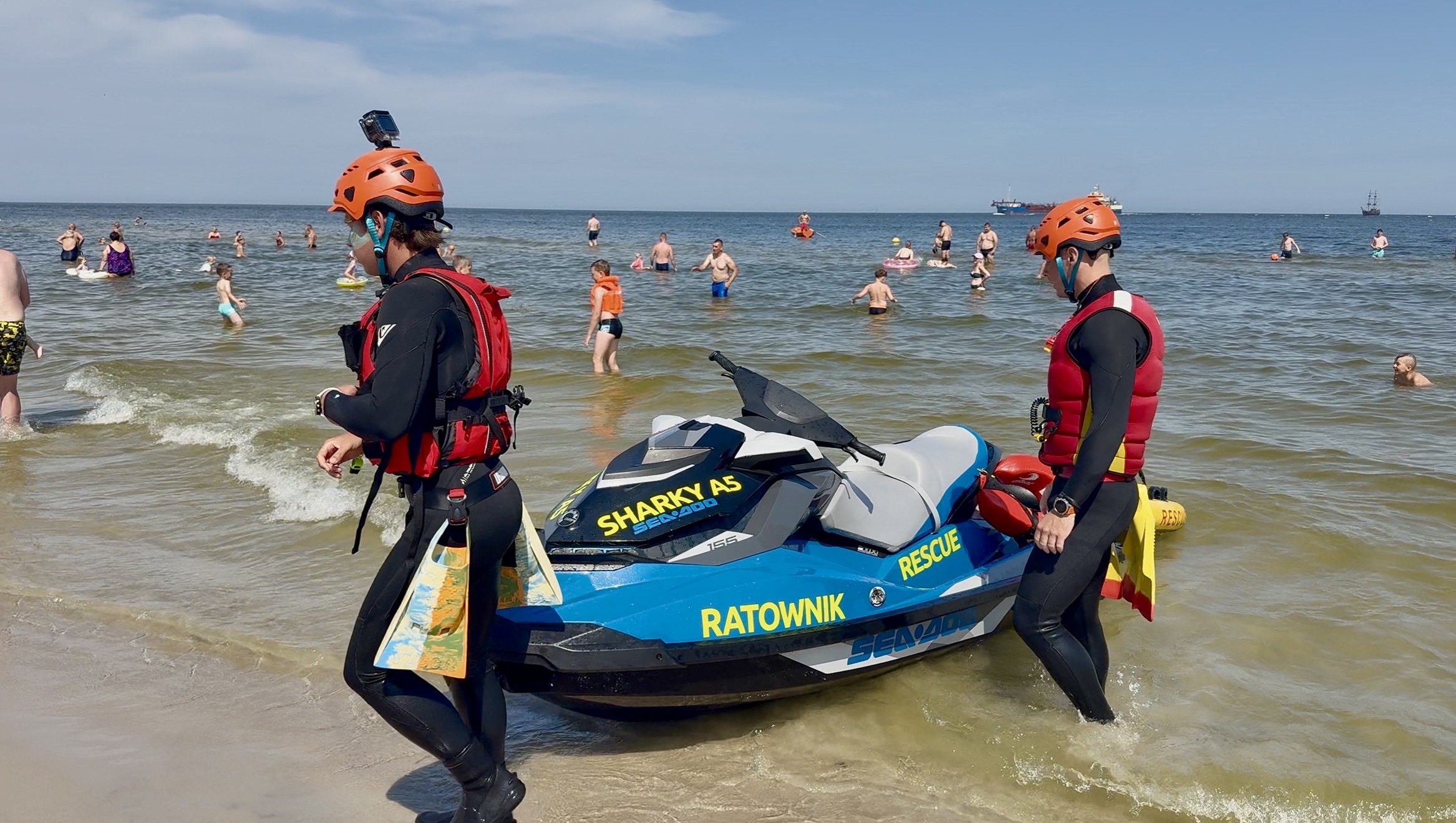 Ratownicy na plaży w Łebie