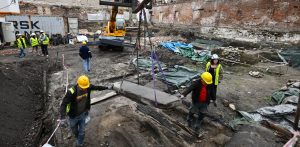Płyta nagrobna wydobyta wydobyta na gdańskim "zamczysku" przez archeologów