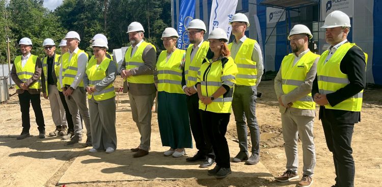 Grupa osób na budowie nowej pływalni w Gdyni w dzielnicy Chwarzno-Wiczlino.