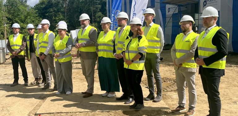 Grupa osób na budowie nowej pływalni w Gdyni w dzielnicy Chwarzno-Wiczlino.