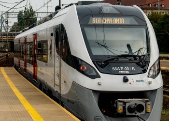 Pociąg SKM na stacji Gdynia Chylonia