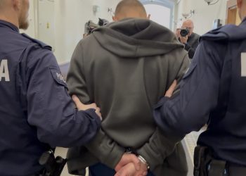Policja prowadzi podejrzanego Daniela R., który miał zaatakować żonę nożem