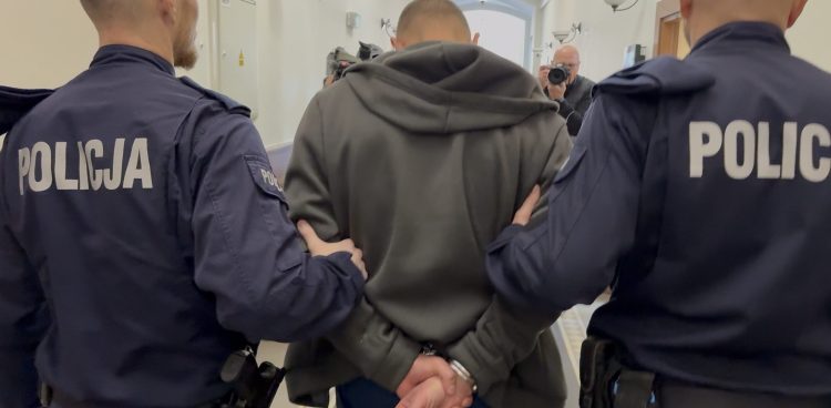 Policja prowadzi podejrzanego Daniela R., który miał zaatakować żonę nożem