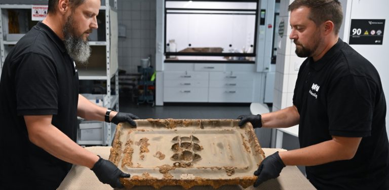 Kustosz w dziale archeologii MIIWŚ Piotr Kalka oraz zastępca kierownika działu archeologii MIIWŚ Adam Dziewanowski podczas prezentacji podstawy polskiego moździerza