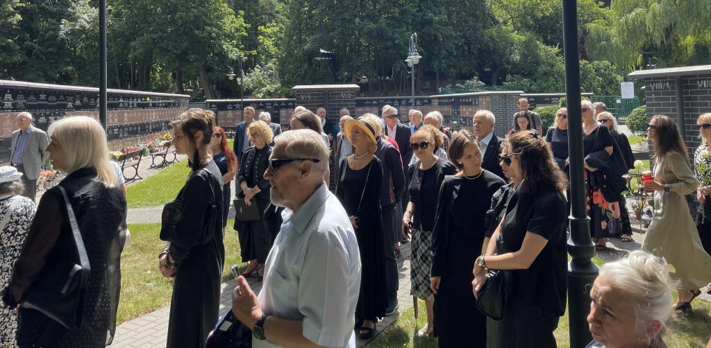 Żałobnicy na pogrzebie Mieczysława Serafina