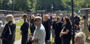Żałobnicy na pogrzebie Mieczysława Serafina