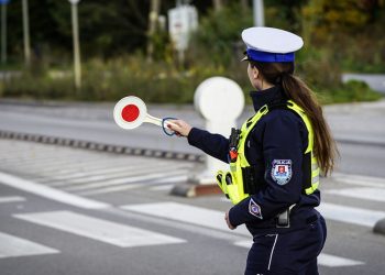 Policjantka zatrzymuje pojazd