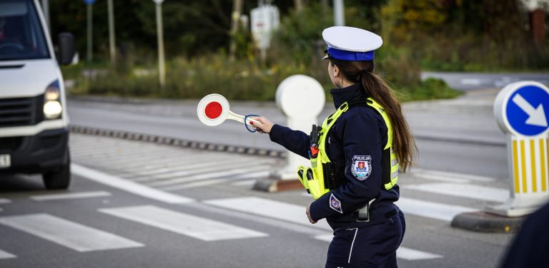 Policjantka zatrzymuje pojazd