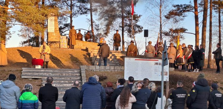 Uroczystości pod pomnikiem partyzantów w Męcikale