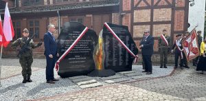 Malbork. Odsłonięcie pomnika poświęconego pamięci Ofiar Zbrodni Wołyńskiej oraz rodakom przesiedlonym z miast, wsi i kolonii Kresów Wschodnich II RP