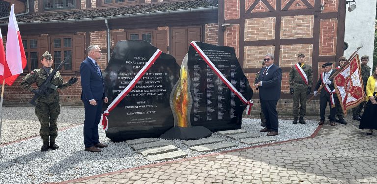 Malbork. Odsłonięcie pomnika poświęconego pamięci Ofiar Zbrodni Wołyńskiej oraz rodakom przesiedlonym z miast, wsi i kolonii Kresów Wschodnich II RP