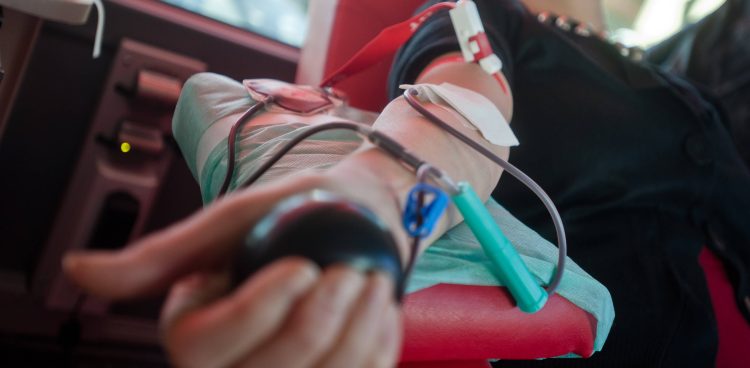 Krew może oddać zdrowa osoba pełnoletnia, która nie przekroczyła 60. roku życia i waży nie mniej niż 50 kg