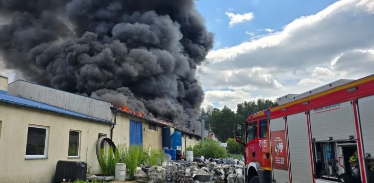 Pożar objął większą część hali o powierzchni 750 metrów kwadratowych