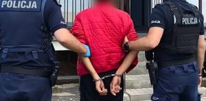 Nz. 67-latek w kajdankach, prowadzony przez policjantów