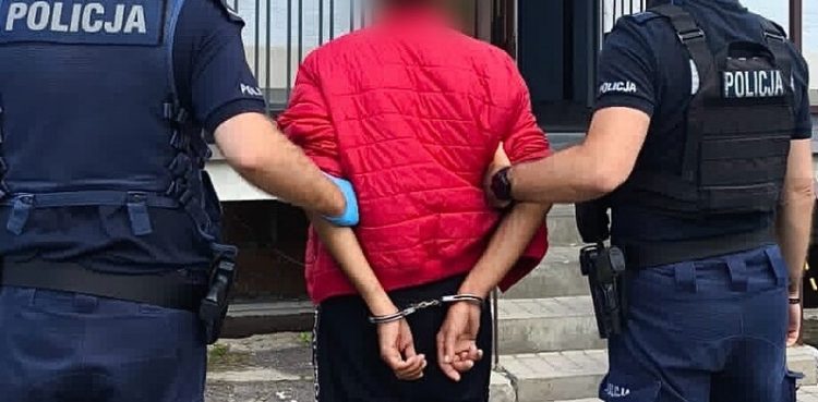 Nz. 67-latek w kajdankach, prowadzony przez policjantów