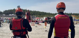 Ratownicy na plaży w Łebie zapełnionej turystami