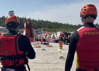 Ratownicy na plaży w Łebie zapełnionej turystami