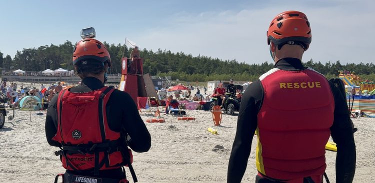 Ratownicy na plaży w Łebie zapełnionej turystami