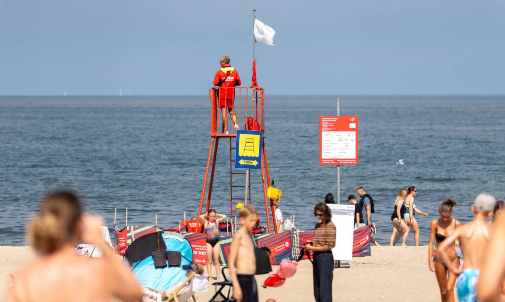 Sopoccy ratownicy przypominają zasady bezpieczeństwa na plaży