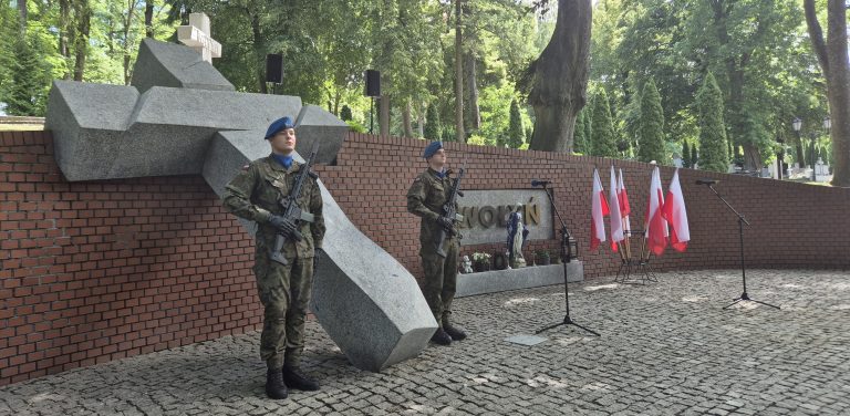 Pod Krzyżem Wołyńskim na Starym Cmentarzu w Słupsku spotkali się samorządowcy, kombatanci i członkowie rodzin ocalonych z "rzezi wołyńskiej", którzy uczcili pamięć ofiar Wołynia