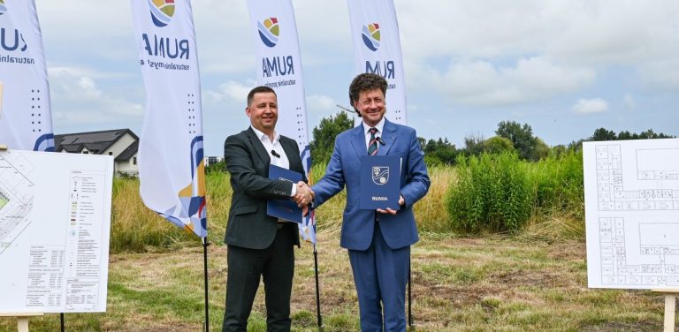 Wiceburmistrz Rumi Ariel Sinicki oraz prezes firmy Ekoinbud Tomasz Balcerowski prezentują podpisaną umowę na budowę nowej szkoły podstawowej w Białej Rzece