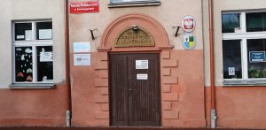 wejście do szkoły w Swornegaciach, która przejdzie modernizację dzięki środkom unijnym