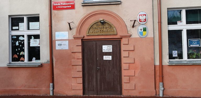 wejście do szkoły w Swornegaciach, która przejdzie modernizację dzięki środkom unijnym