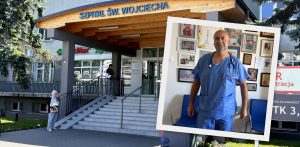 Wejście główne do Szpitala św. Wojciecha w Gdańsku z widocznym napisem nad zadaszeniem. W prawym dolnym rogu nałożono fotografię lekarza w niebieskim stroju operacyjnym ze stetoskopem na szyi (prof. Ireneusz Haponiuk), stojącego w gabinecie na tle ściany obwieszonej oprawionymi zdjęciami i rysunkami dzieci