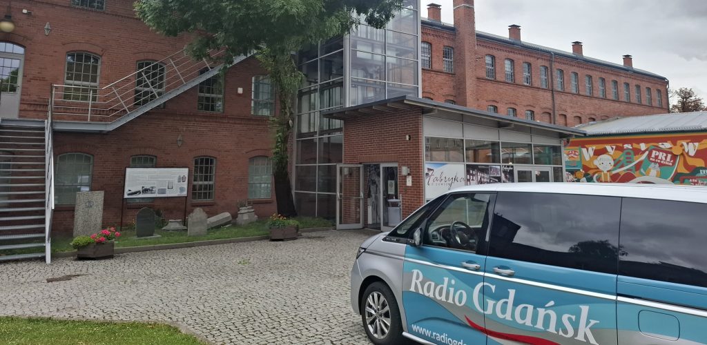 Tczew, dziedziniec pod Fabryką Sztuk. W pierwszym planie wóz satelitarny Radia Gdańsk