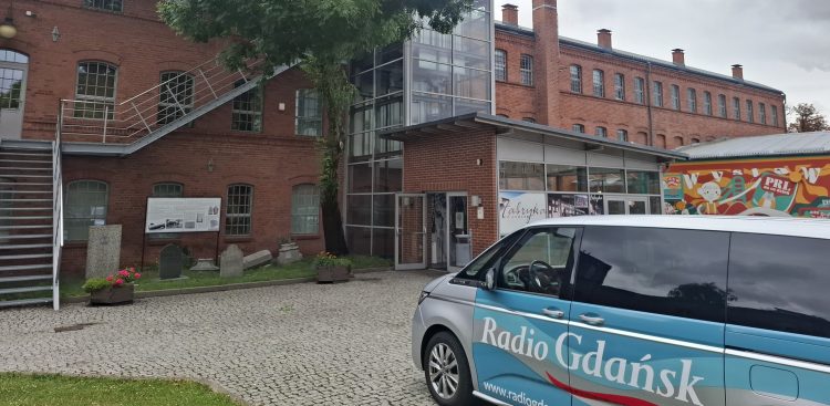 Tczew, dziedziniec pod Fabryką Sztuk. W pierwszym planie wóz satelitarny Radia Gdańsk