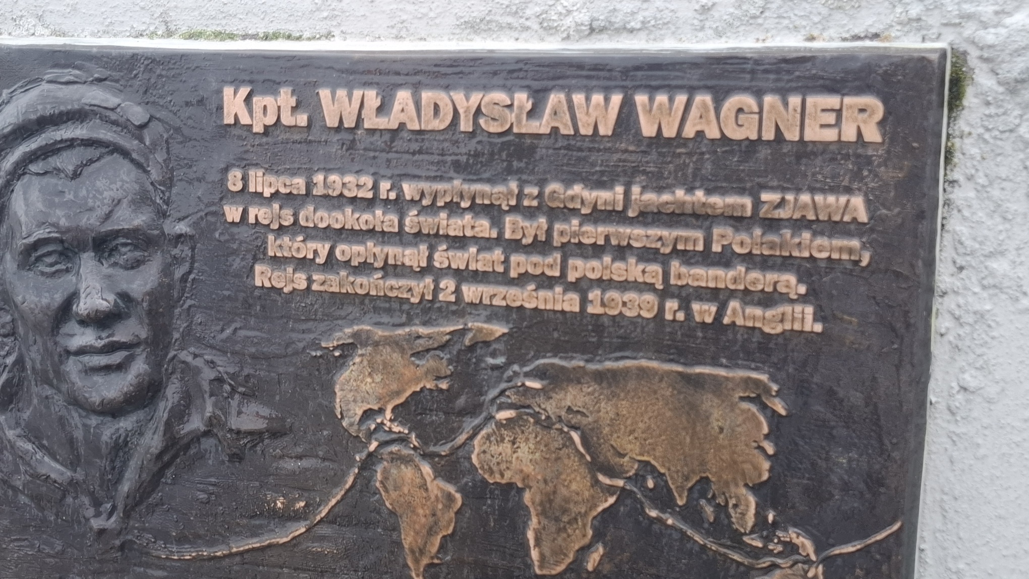 15 września 2012 roku w Gdyni odsłonięto pamiątkową tablicę w Alei Żeglarstwa Polskiego