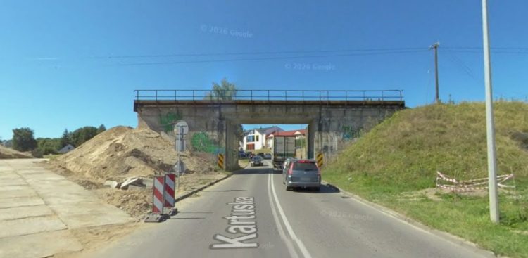 Widok na stary wiadukt linii kolejowej do Kartuz