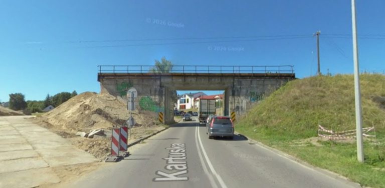 Widok na stary wiadukt linii kolejowej do Kartuz
