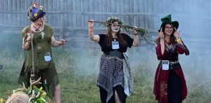 Kobiety przebrane za Babę Jagę, konkurs na festiwalu w Funce