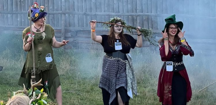 Kobiety przebrane za Babę Jagę, konkurs na festiwalu w Funce