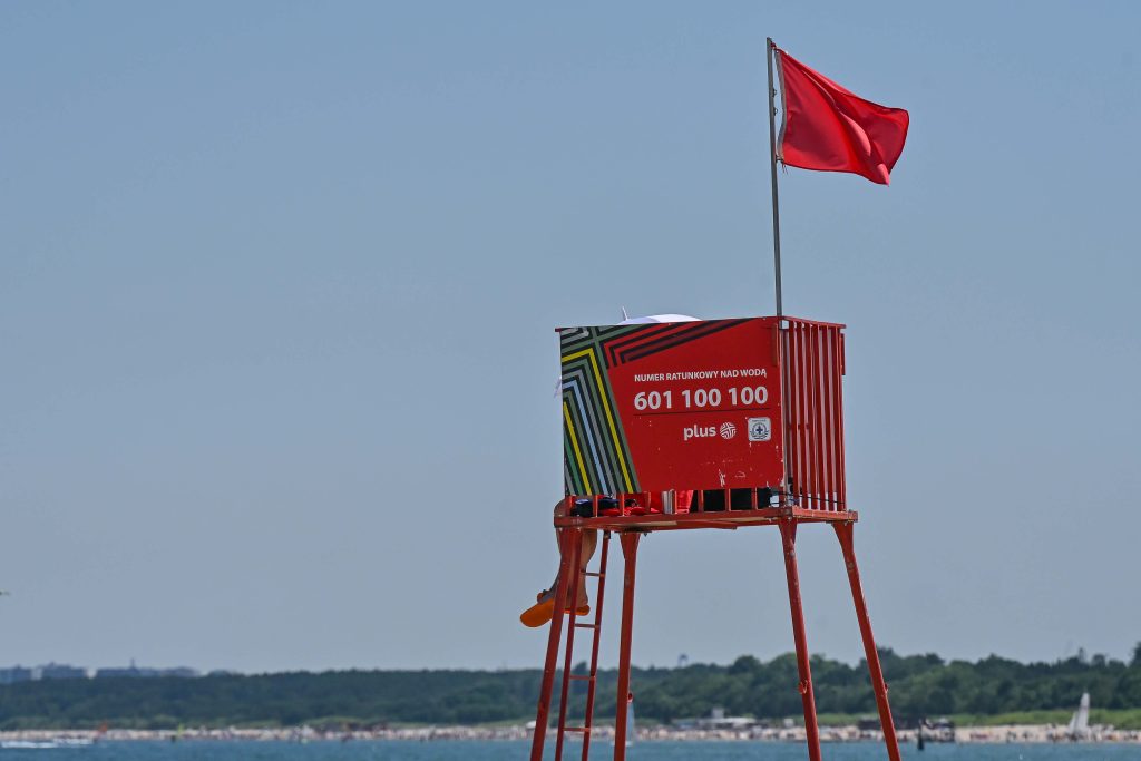 Wielu plażowiczów nie przestrzega zakazu kąpieli
