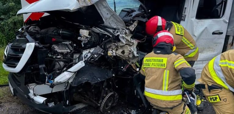 W wypadku na DK20 w Miastku bus zderzył się z autem ciężarowym