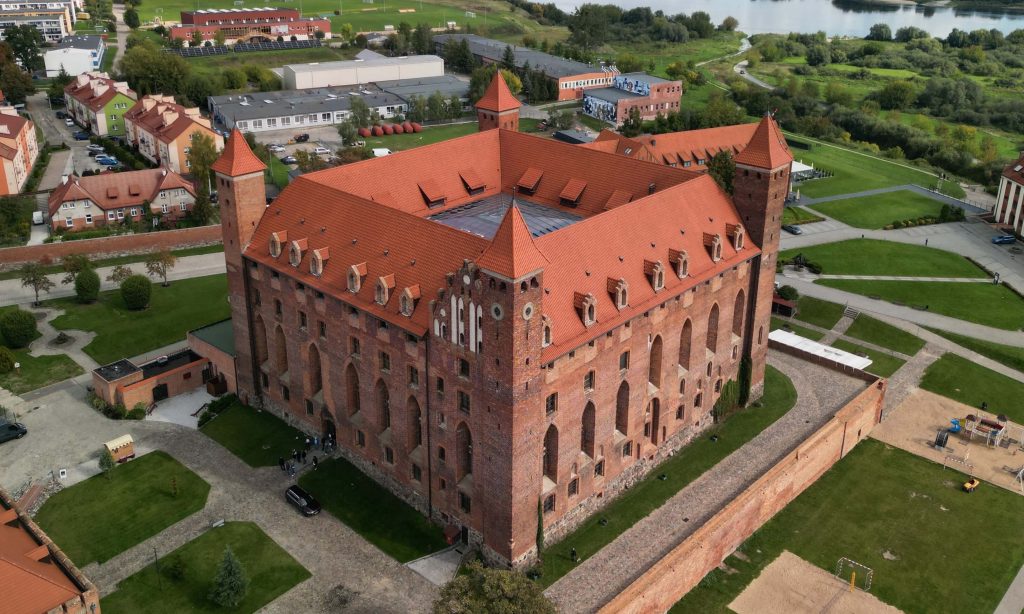 Na zamku w Gniewie odbywają się między innymi turnieje rycerskie