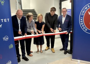 Otwarcie akademika. Wśród przecinających wstęgę m. in. prof. Michał Markuszewski