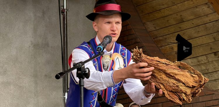 Robert Konkol z Grzybna, tegoroczny Mistrz Zażywania Tabaki, przemawia na scenie w tradycyjnym stroju kaszubskim