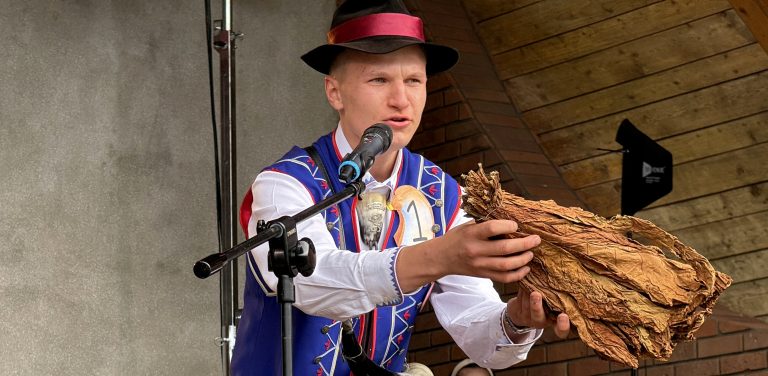 Robert Konkol z Grzybna, tegoroczny Mistrz Zażywania Tabaki, przemawia na scenie w tradycyjnym stroju kaszubskim