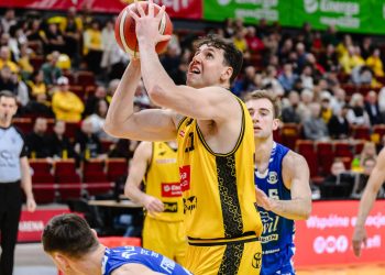 Koszykarz Szymon Zapała wykonuje rzut w czasie meczu Trefla Sopot