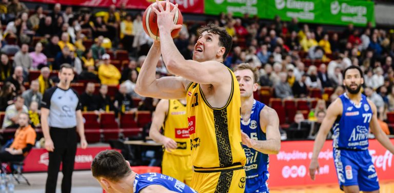Koszykarz Szymon Zapała wykonuje rzut w czasie meczu Trefla Sopot